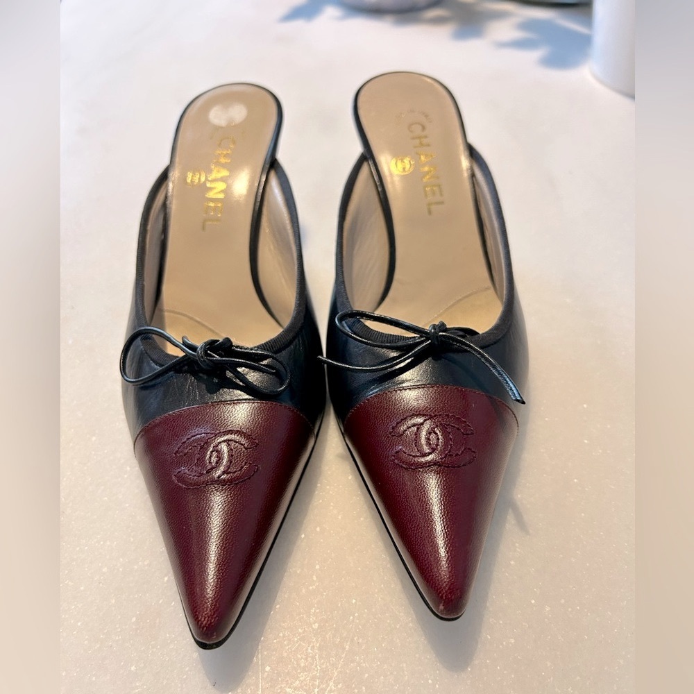 Vintage Chanel CC Bow Mule Heels
Size 39
Burgundy and black
